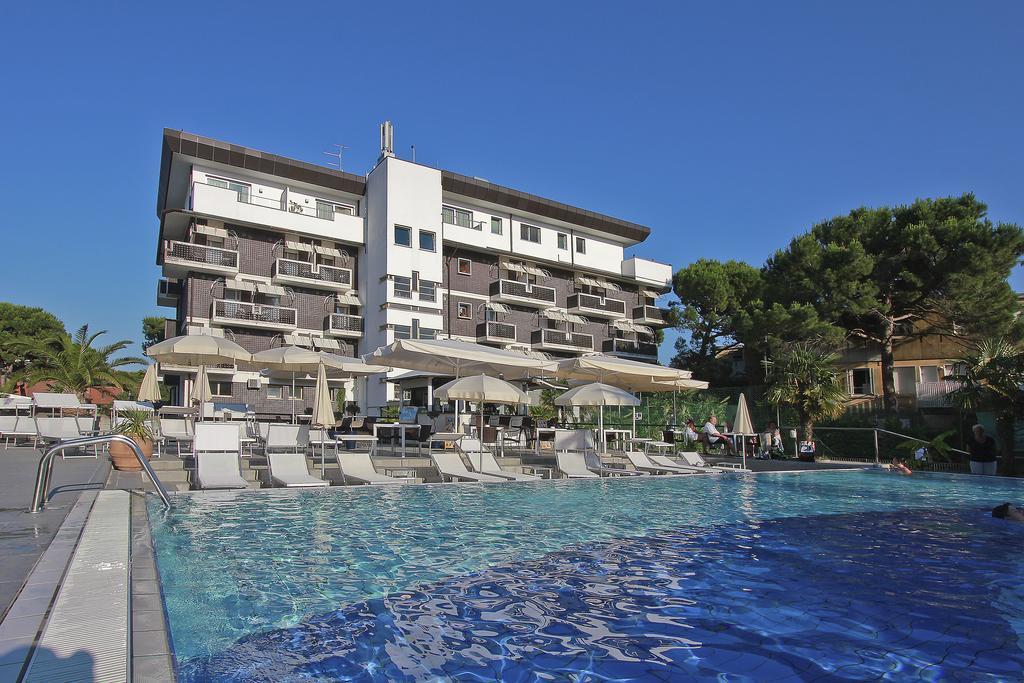Hotel Delle Nazioni ลินญาโน ซับเบียโดโร ภายนอก รูปภาพ